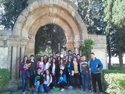 Alumnos de 2º ESO en los restos de la portada románica de la antigua Iglesia de San Pedro.